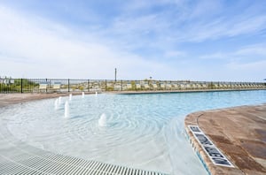 Zeroentry pool with fountains