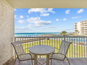 Holiday Surf and Racquet Unit 221 21
