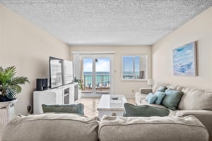 Holiday Surf and Racquet Unit 520 9
