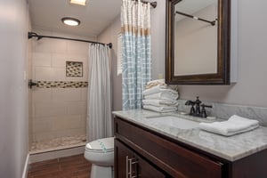 En Suite Bathroom at Hoop Dreams Lodge