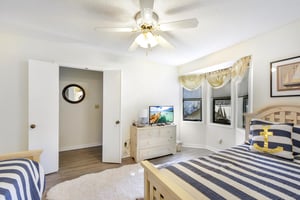 Guest Bedroom with Twin Beds – Harbour Oaks 316