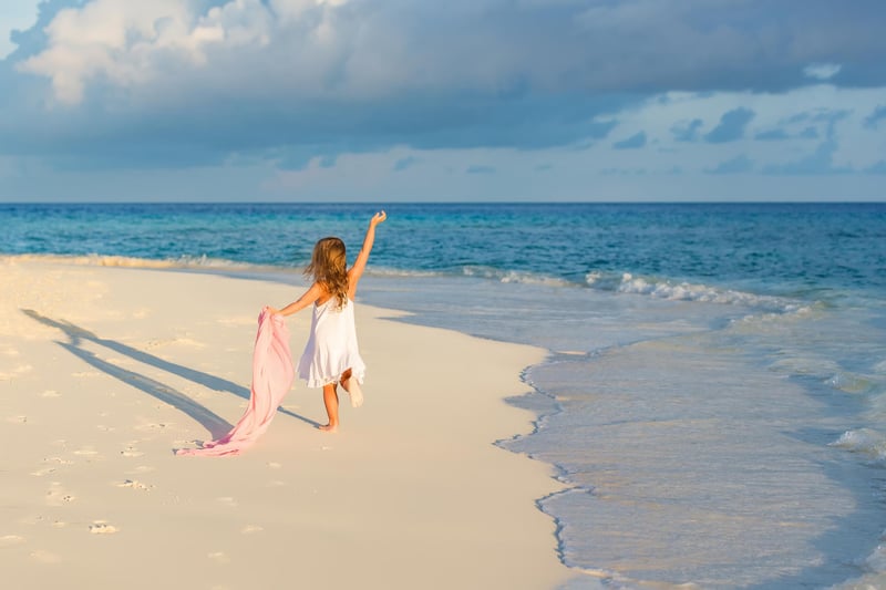 102395 Littlegirlonthebeach520093236_2125x1416