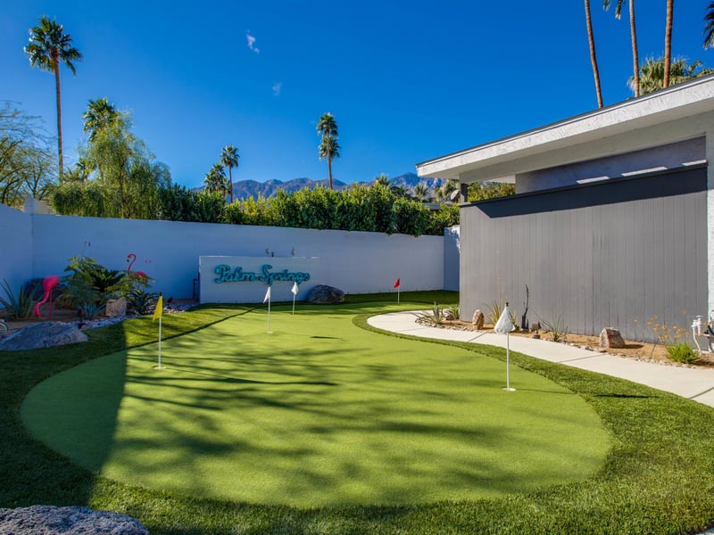 Resortstyle yard with your own private putting green