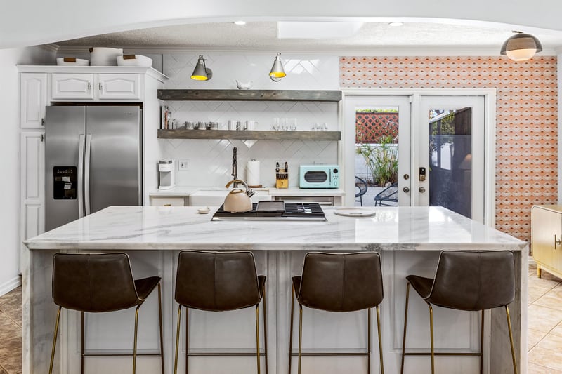 Breakfast bar for four at the kitchen island