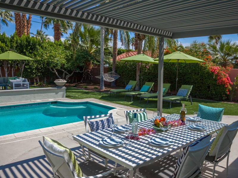 Outdoor dining for 6