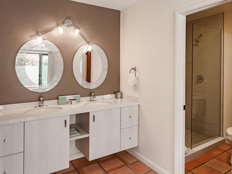 Large ensuite bathroom with double vanity