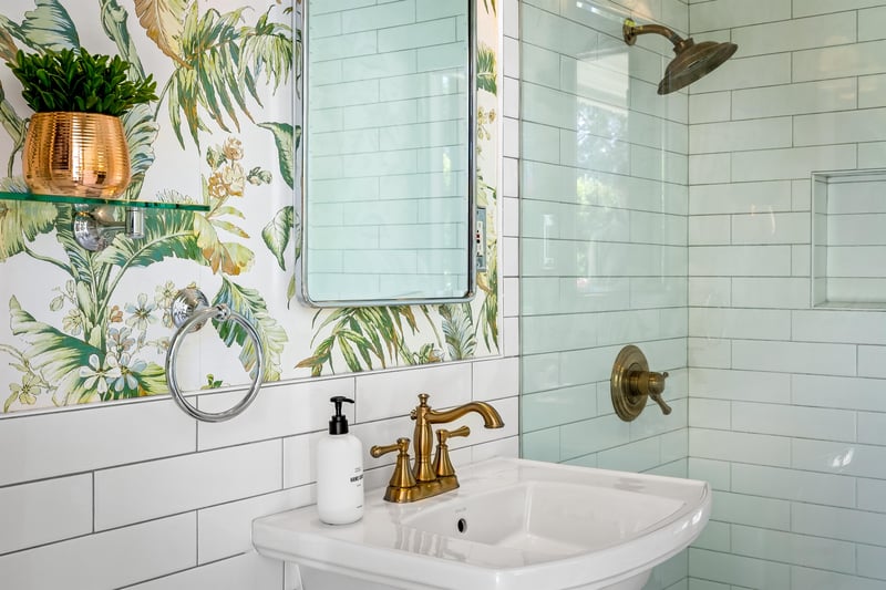 Lovely bathroom wallpaper