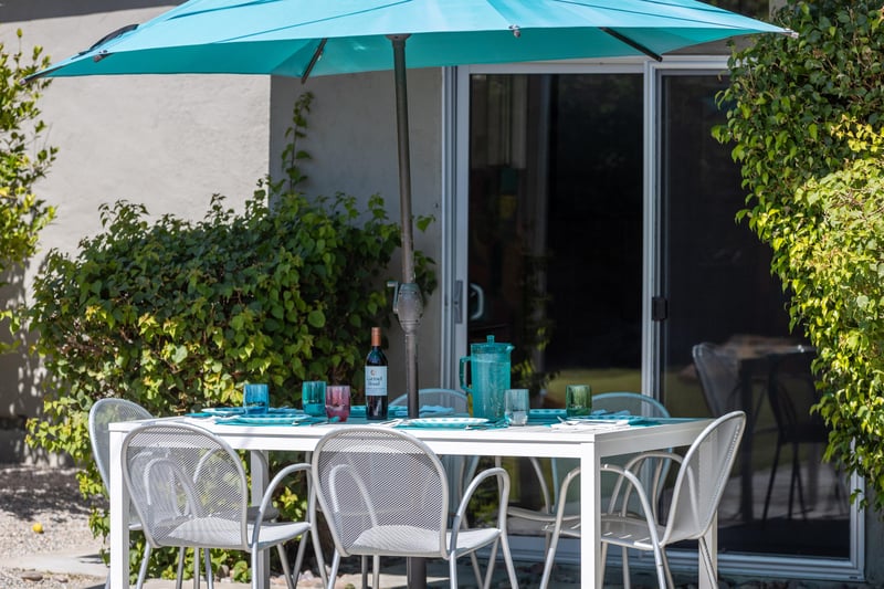 Al fresco set up for six