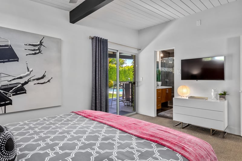 Ensuite guest bathroom and easy patio access