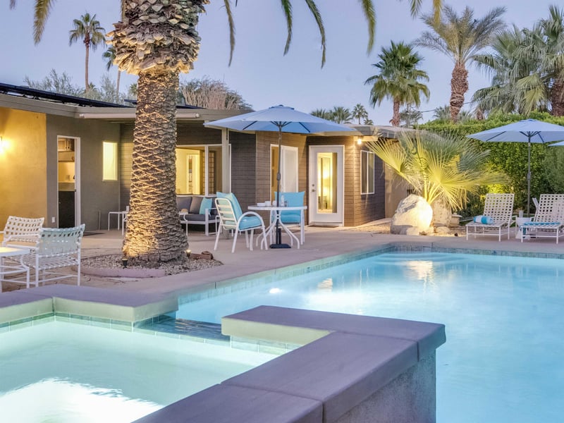 Poolside dining at its finest