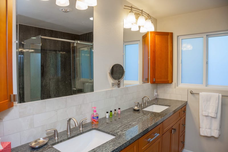 Ensuite bath with double vanity