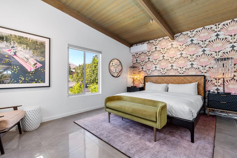 King Size Bed With Green Ottoman