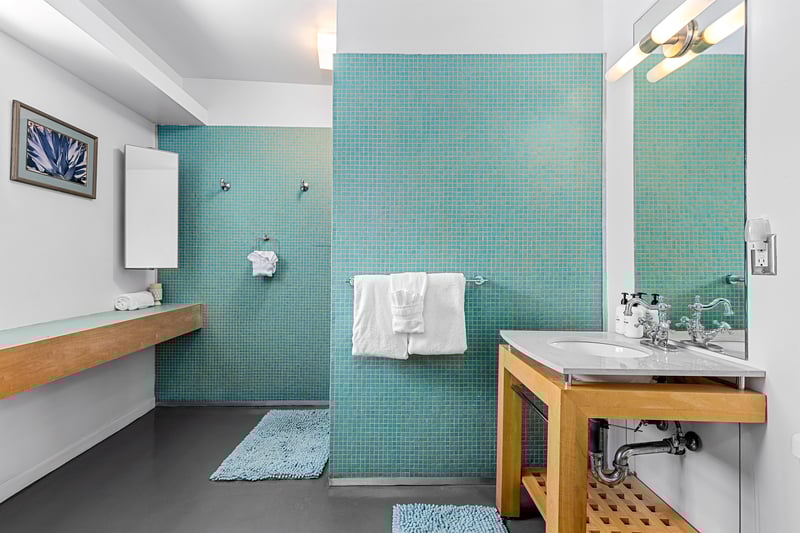 Ensuite bathroom with walkin shower