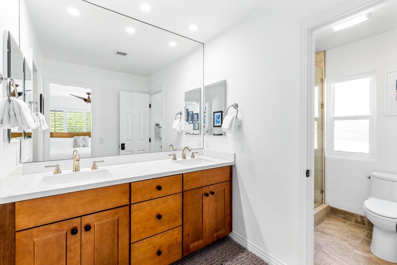 Private primary en suite bath