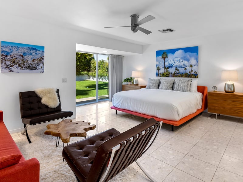 Direct access to the poolyard