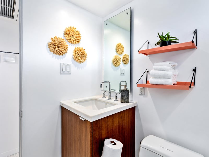 Sparkling guest bath