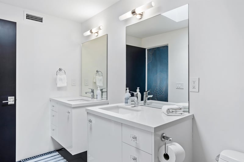 Ensuite bath with two vanities