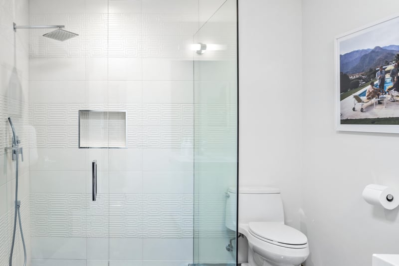 Ensuite bath with walkin shower