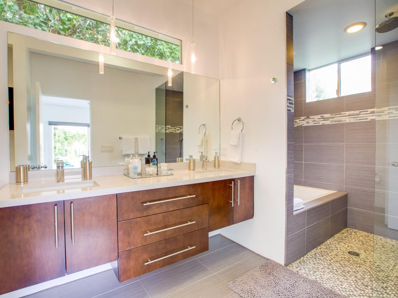 Spalike ensuite bathroom