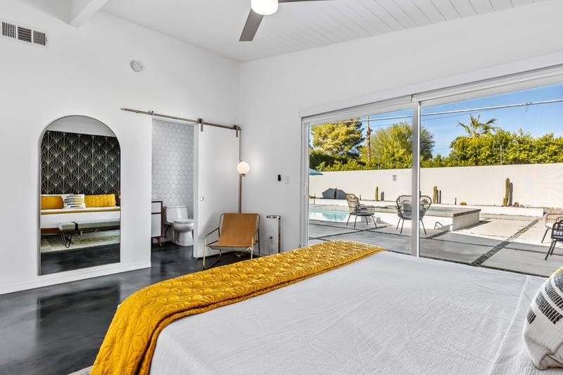 Easy access to the poolyard