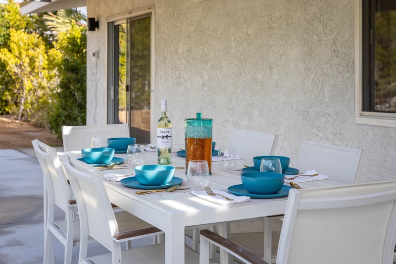 Al fresco dining for six