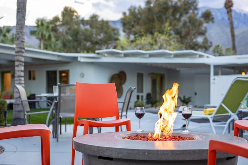 Cozy aboveground firepit