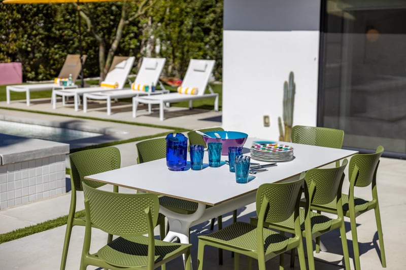 Al fresco dining for eight