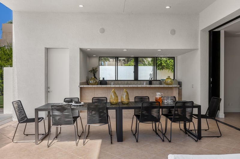 Al fresco dining for ten