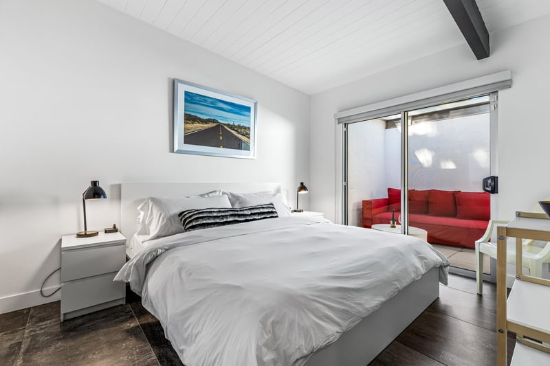 Guest room with King Bed