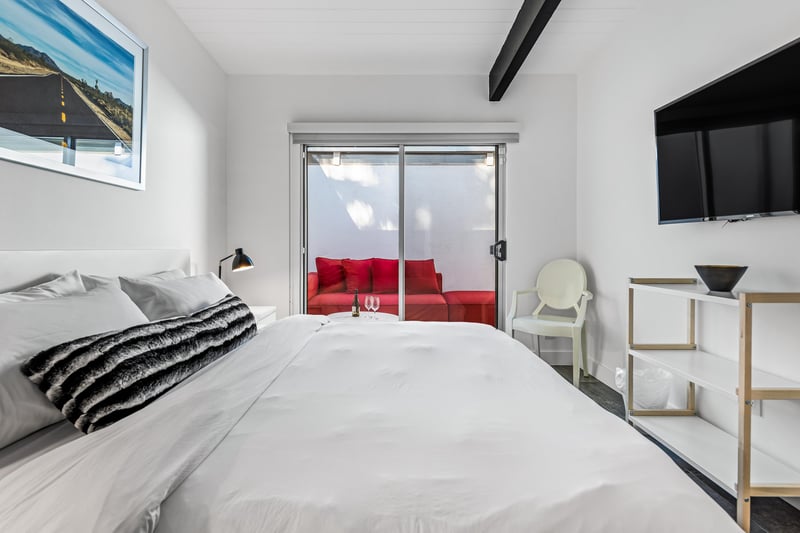 Guest room with King Bed