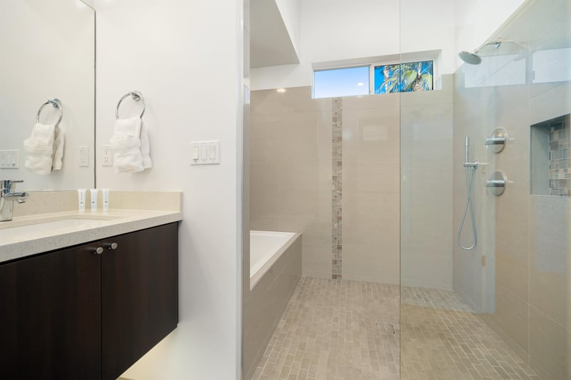 Blue room walkin shower