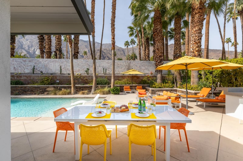 Al fresco dining for 8