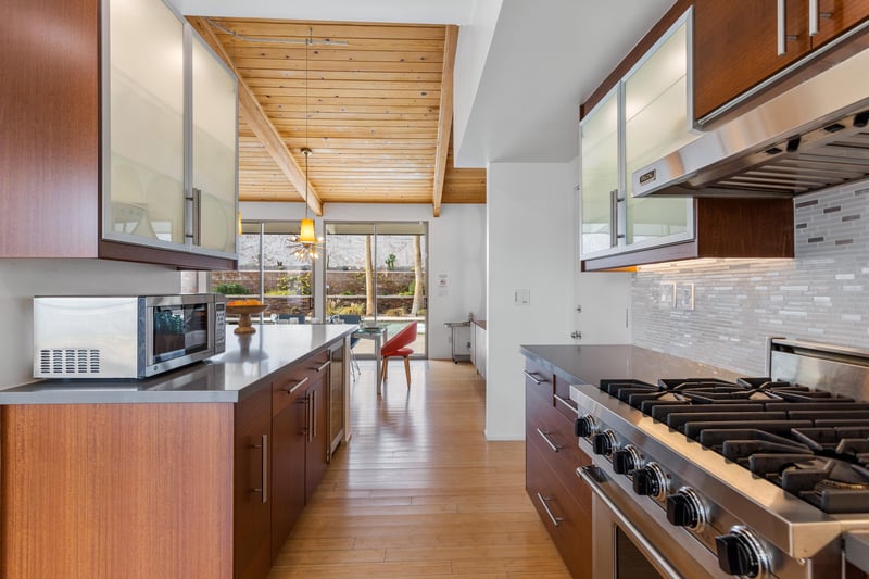 Flow from kitchen to dining room and outside