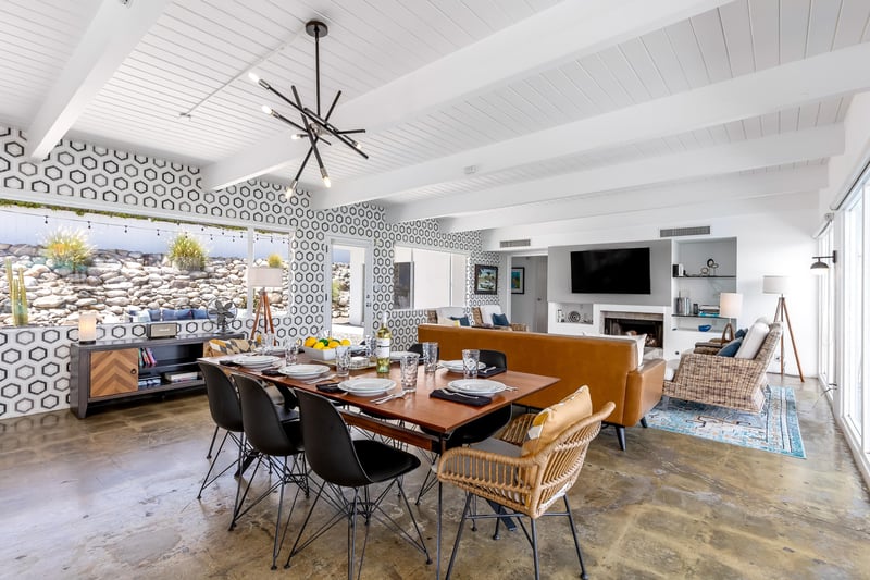 Indoor dining for eight