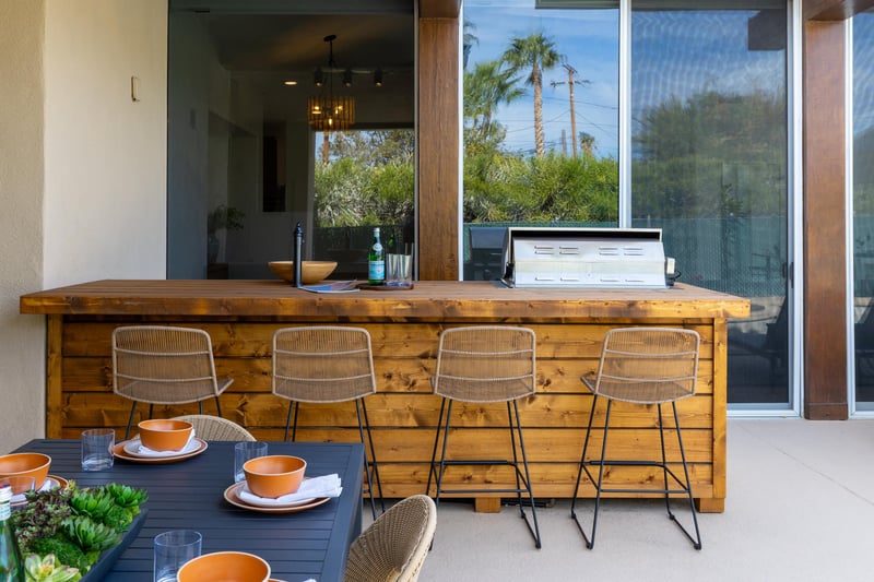 Outdoor dining and BBQ