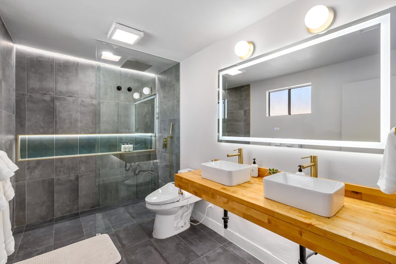 Primary bedroom en suite bathroom