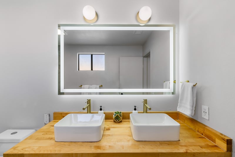 Dual vanity sinks in the en suite bathroom