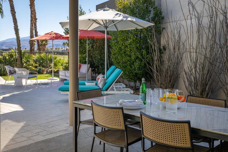 Al fresco dining for 6