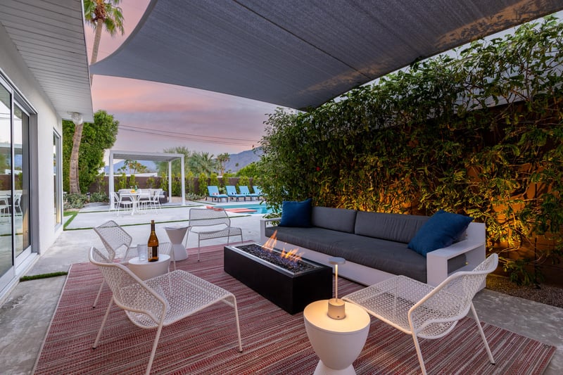 Amazing firepit with gorgeous lounge spots