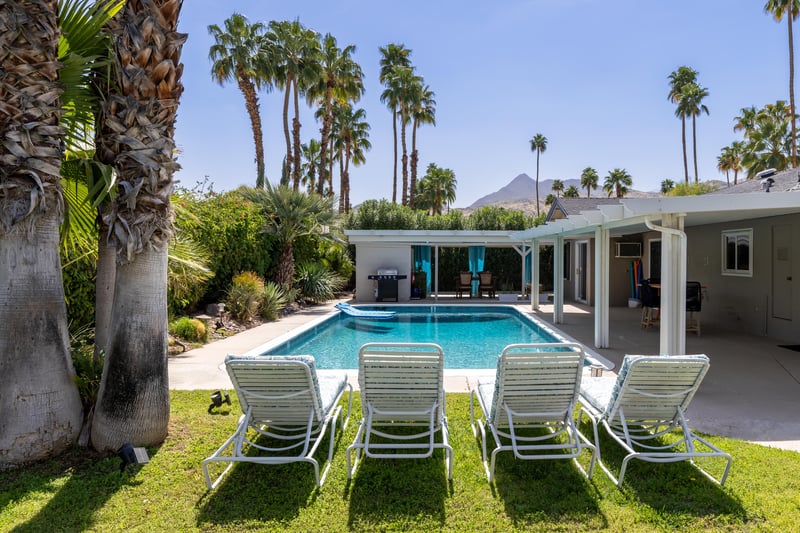 Gorgeous mountain views and Palm Trees await