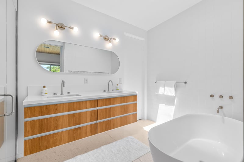 Primary en suite bathroom