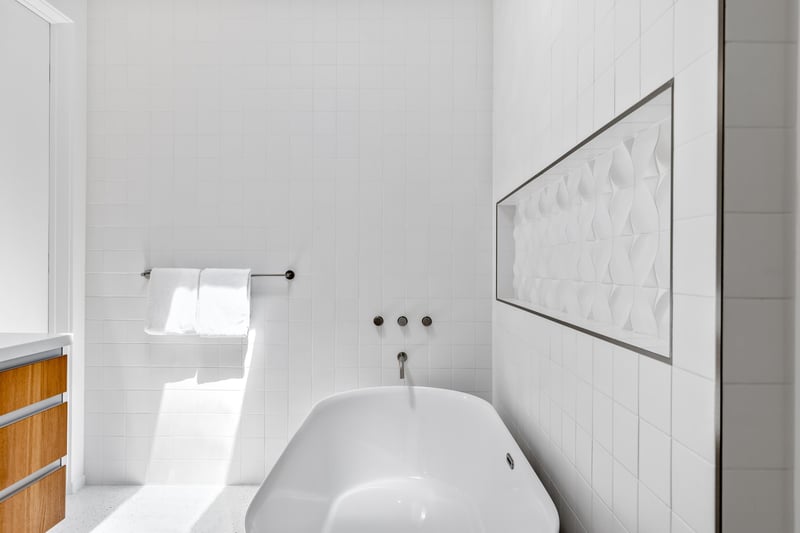 Primary en suite bathroom bathtub