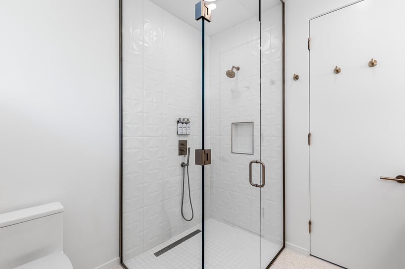 Guest en suite bathroom