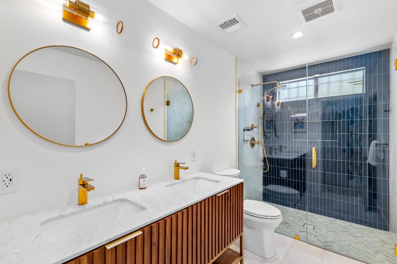 Primary en suite bathroom