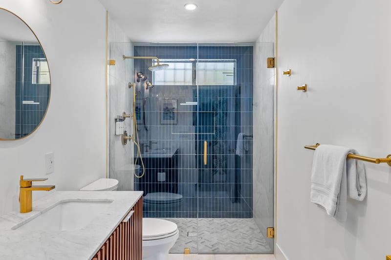 Primary en suite bathroom