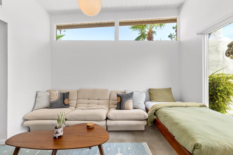 Guest bedroom with a Twin bed