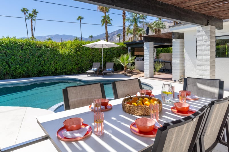 Covered al fresco dining for 6