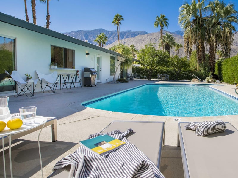 Resortstyle yard made for relaxing in the sun