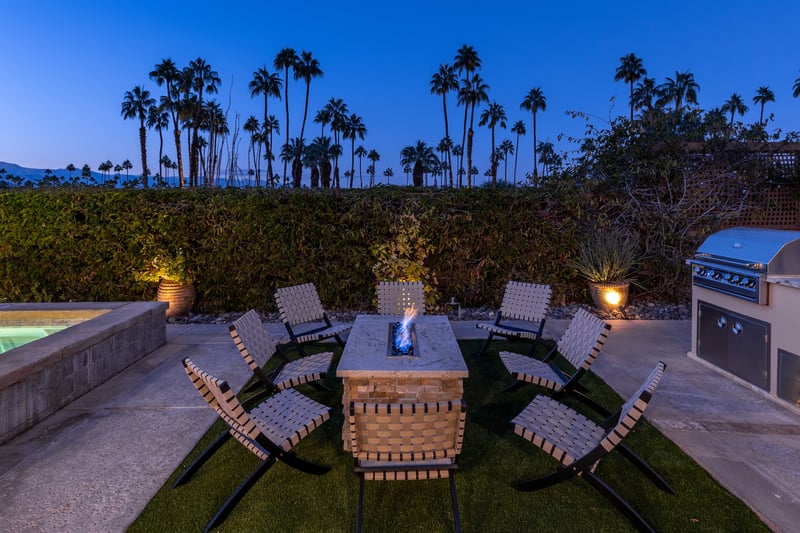 Relaxing firepit lounge