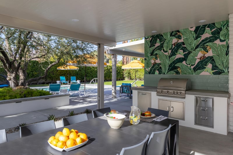 Outdoor covered al fresco dining for 8